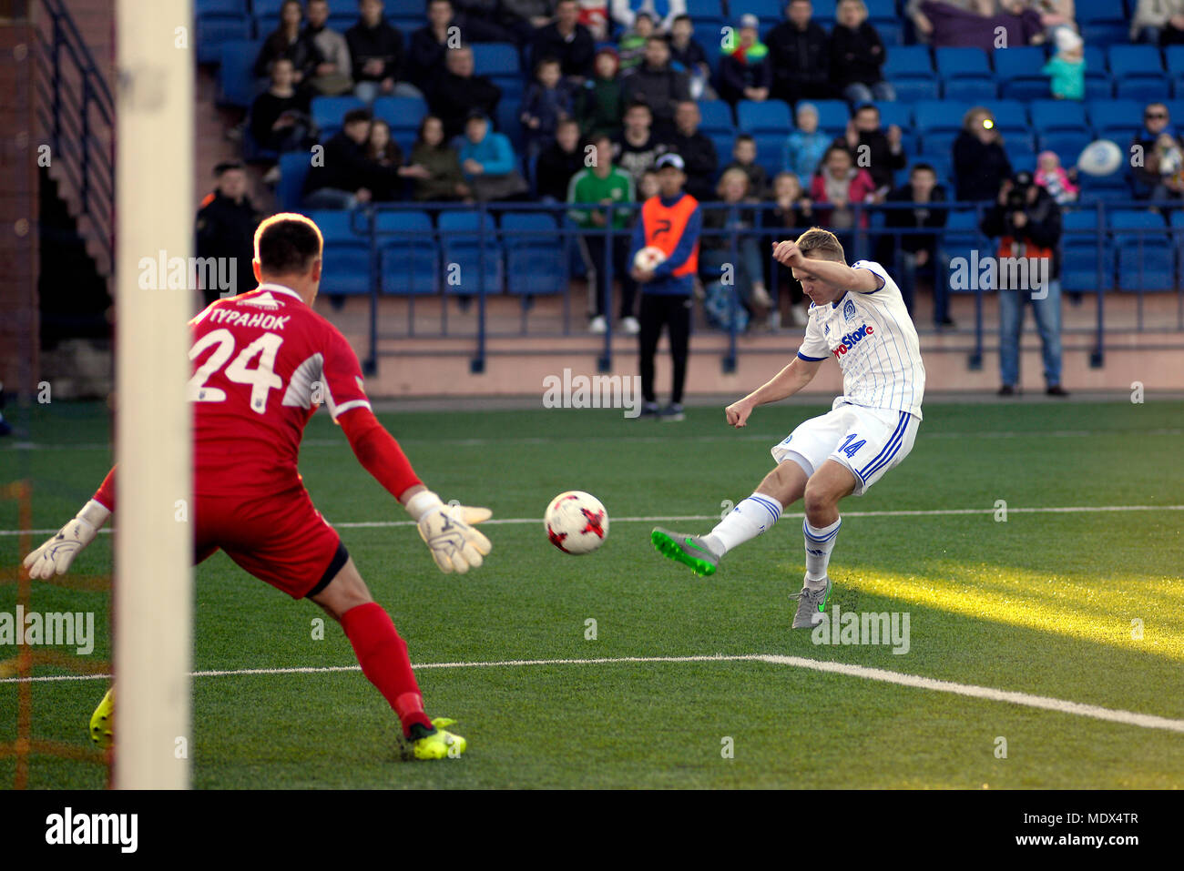 MINSK, BIELORRUSIA - Abril 7, 2018: el futbolista Patea la bola durante el partido de fútbol de la Liga Premier de Belarús entre FC y FC Dynamo Minsk Isloch en el estadio de Minsk FC Foto de stock