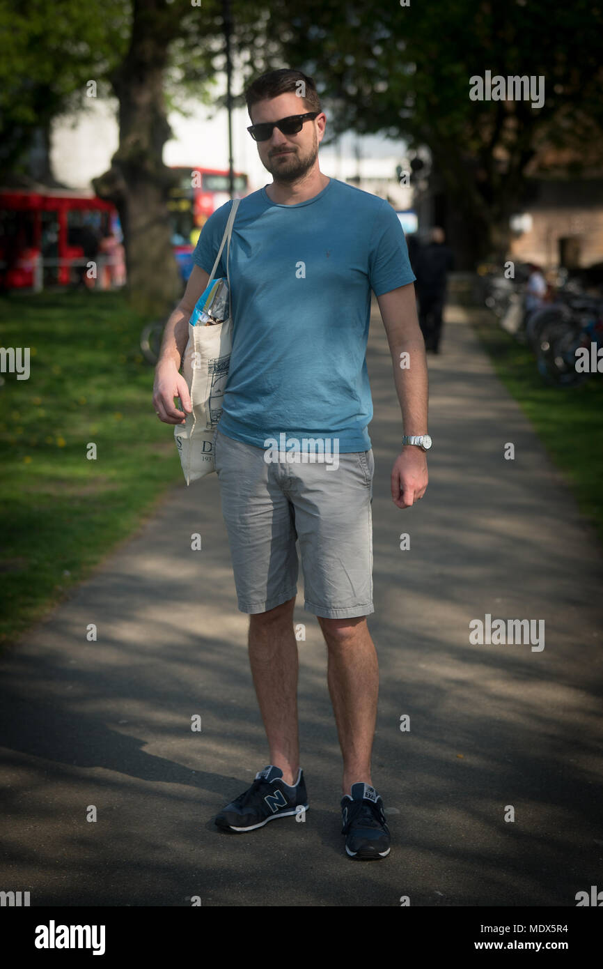 hacer los deberes Grillo físicamente Tom Strivens posa para las fotos como parte de una serie que muestra a los  hombres en pantalones cortos en el tiempo caliente, tomado en Ealing,  Londres. Foto Fecha: Viernes, 20 de