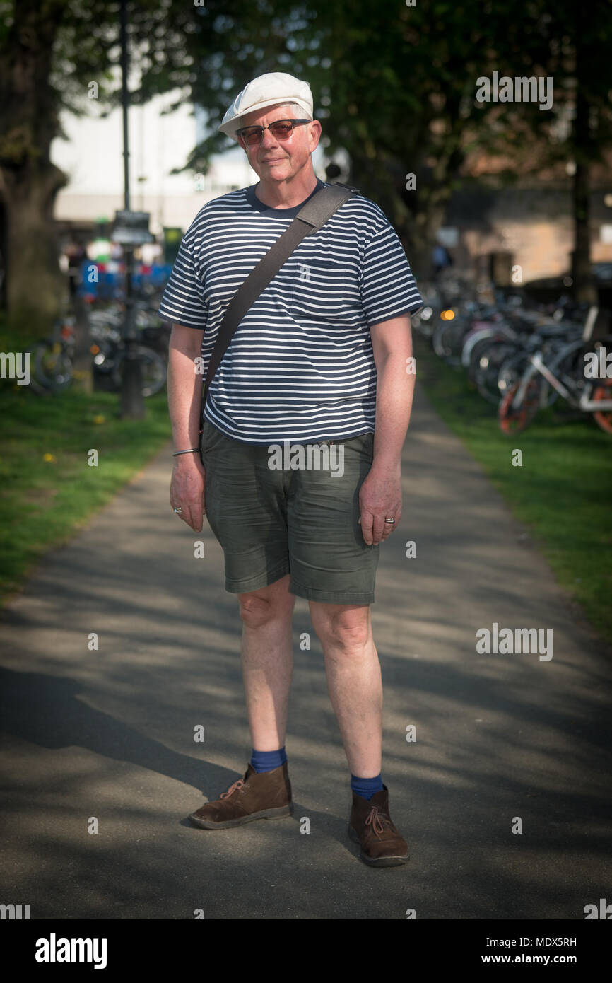 Hombres vistiendo pantalones cortos fotografías e imágenes de alta  resolución - Página 2 - Alamy