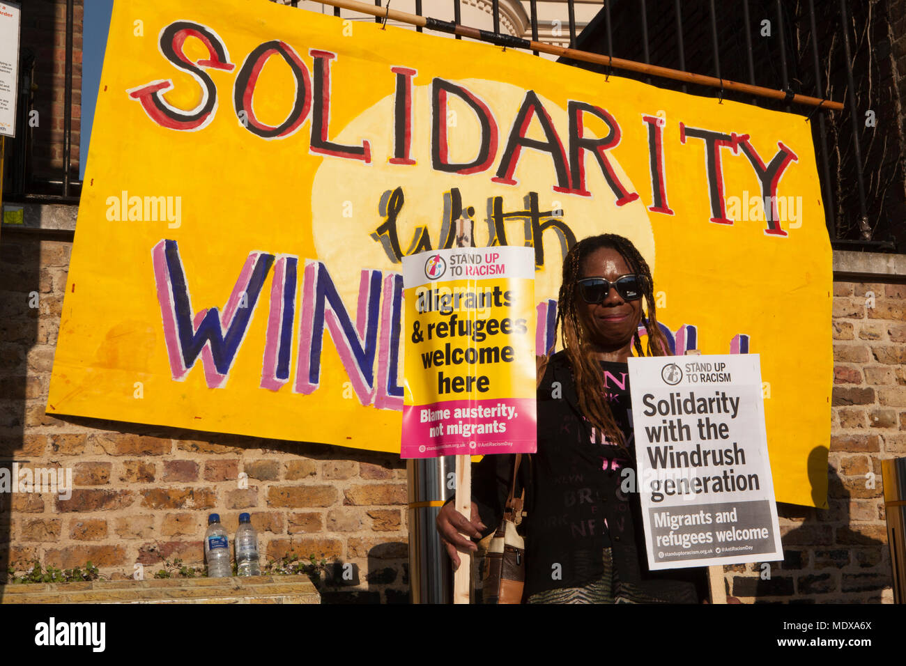 Una manifestación pacífica en la Plaza Windrush, Brixton, fuera el negro de archivos culturales, para mostrar su solidaridad con los miembros de la generación Windrush, quienes enfrentan la deportación: Foto de stock