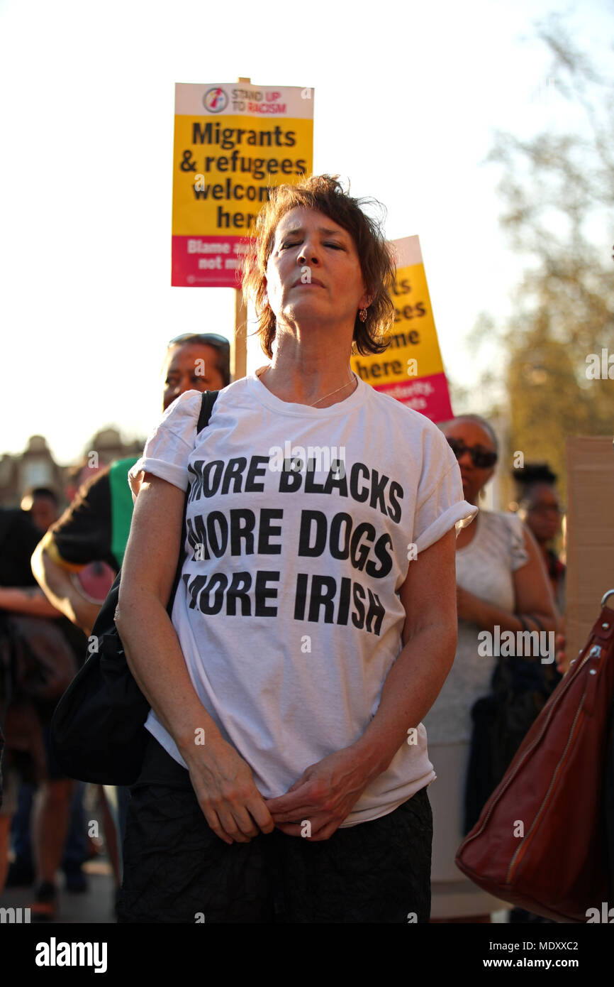 Las personas asistir a un evento en la Plaza Windrush, Brixton, al sur de Londres, organizada por levantarse al racismo en solidaridad con la generación Windrush y sus familias. Foto de stock