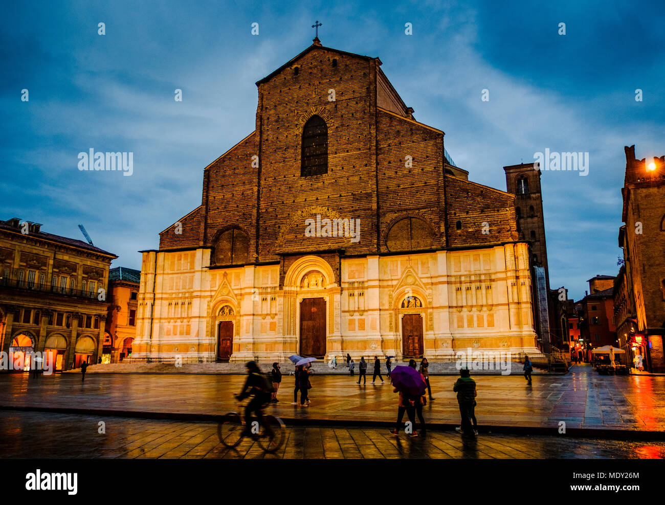 La Basilica di San Petronio iluminada en una noche lluviosa húmeda