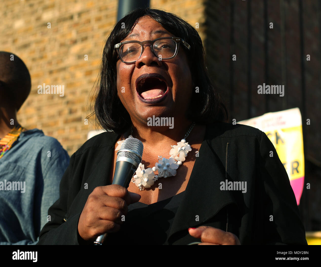 Casa sombra Secretario Diane Abbott, habla durante un evento en la Plaza Windrush, Brixton, al sur de Londres, organizada por levantarse al racismo en solidaridad con la generación Windrush y sus familias. Foto de stock