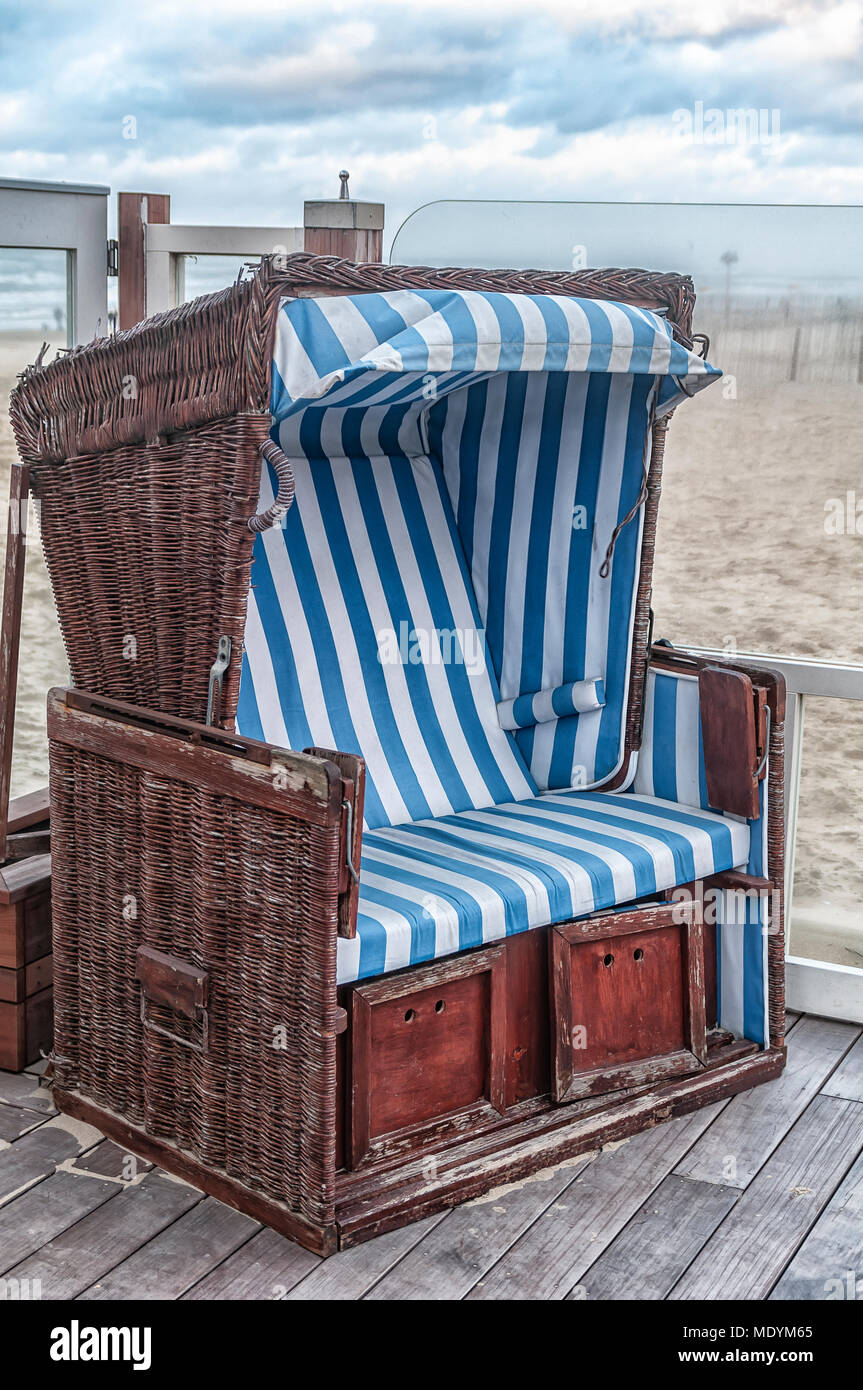 Vieja silla de playa fotografías e imágenes de alta resolución - Alamy