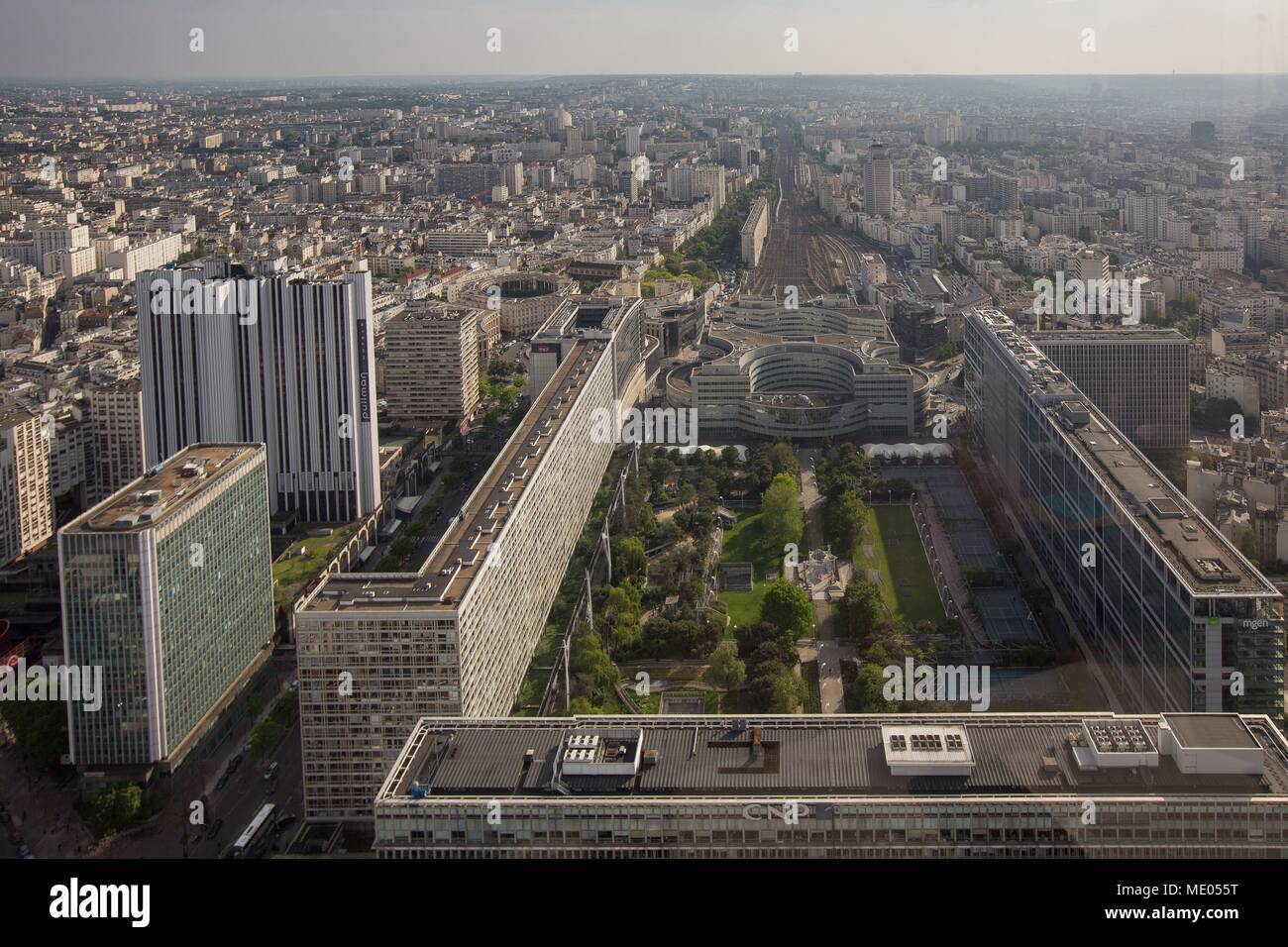 https://c8.alamy.com/compes/me055t/vista-aerea-de-paris-desde-el-piso-56-de-la-torre-montparnasse-el-jardin-atlantique-lignes-de-chemin-de-fer-de-la-gare-montparnasse-me055t.jpg