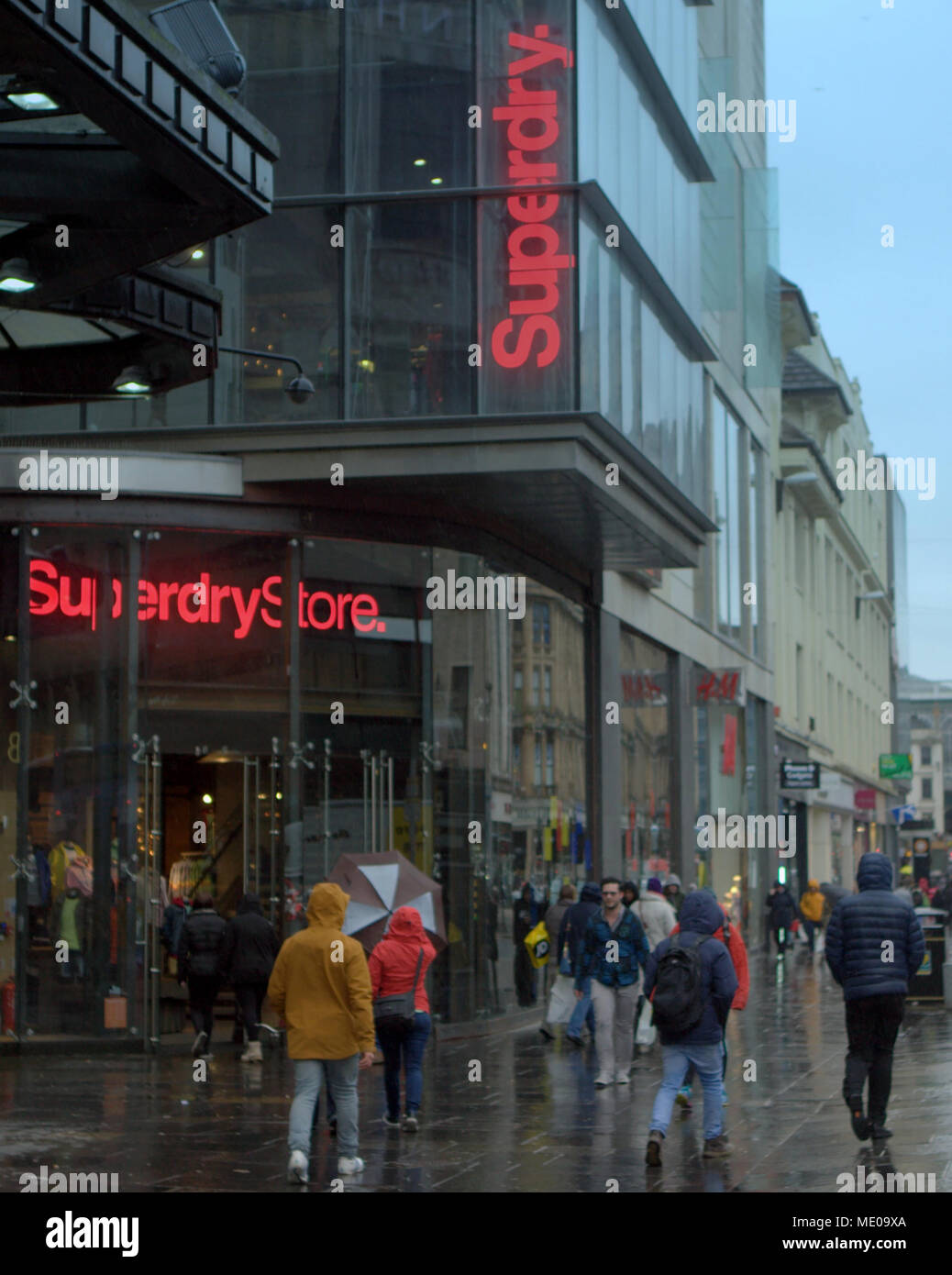 Viento húmedo lloviendo superdry store tienda shopping Argyle Street, Glasgow, Reino Unido Foto de stock