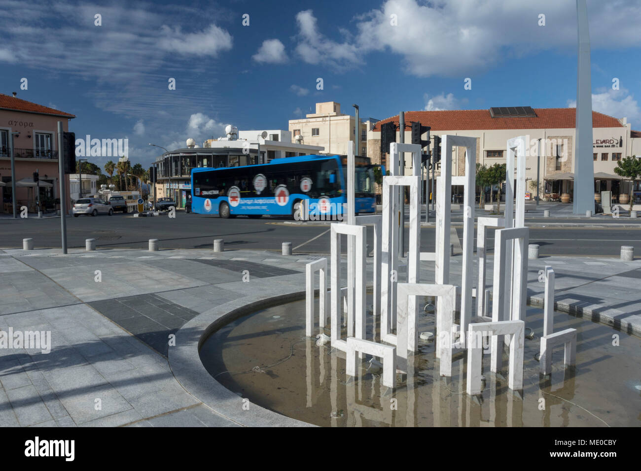 Característica del agua en la parte renovada del casco antiguo de la ciudad, en la carretera de la estación de autobuses karvella, Pafos, Chipre, Europa Foto de stock