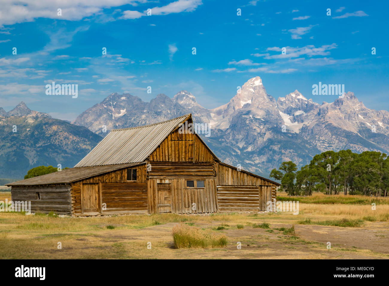 Mormón histórico granero en frente de la Cordillera Teton, parque nacional Grand Teton, Wyoming, Estados Unidos de América Foto de stock