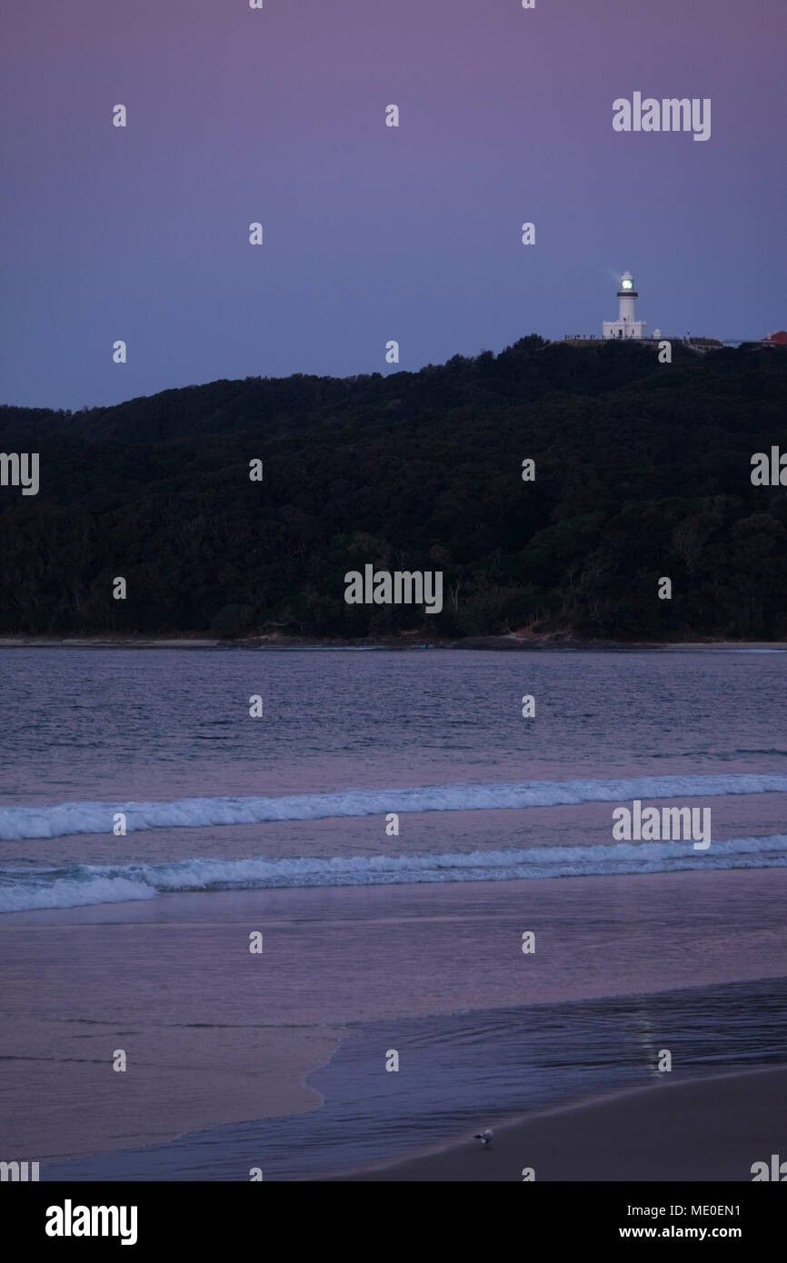 Faro Cabo Byron en la colina iluminada al anochecer en Byron Bay en Nueva Gales del Sur, Australia Foto de stock
