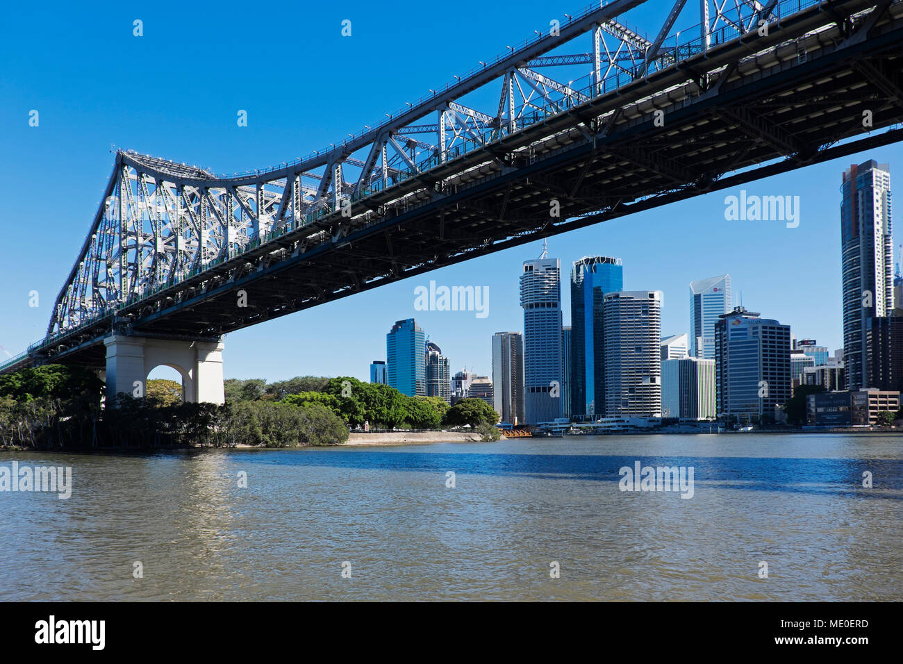Horizonte de Brisbane y el Story Bridge cruzando el río Brisbane en Queensland, Australia Foto de stock