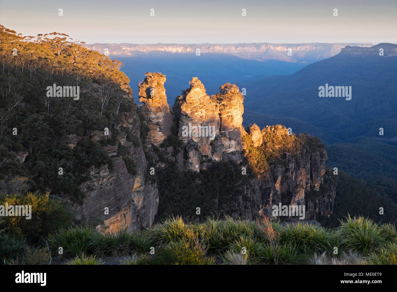 Tres Hermanas formaciones rocosas al atardecer en el Parque Nacional Blue Mountains, en Nueva Gales del Sur, Australia Foto de stock
