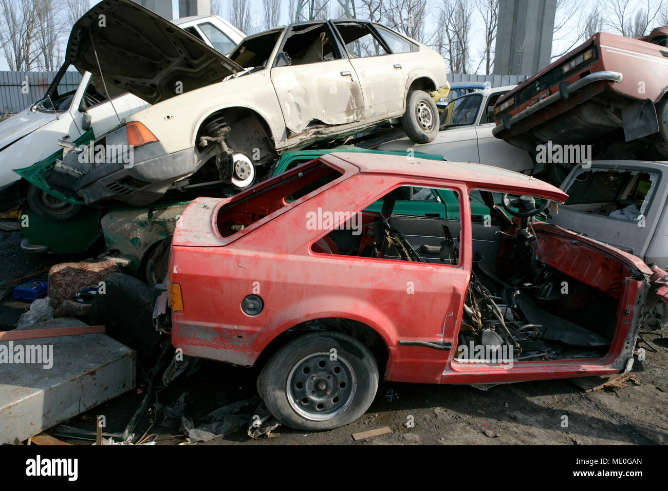 Aplastaron automóviles en junkyard Foto de stock