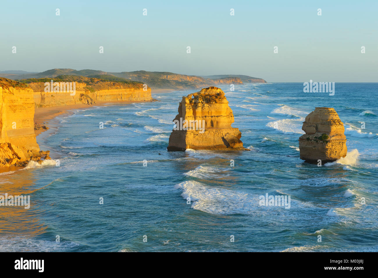 Pilas de piedra caliza de los doce apóstoles a lo largo del litoral costero en Princetown, Great Ocean Road en Victoria, Australia Foto de stock