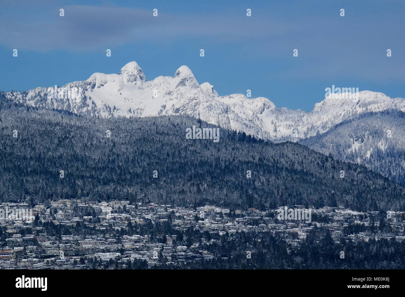 Los Leones con la zona residencial propiedades británicas en West Vancouver en invierno, British Columbia, Canadá Foto de stock
