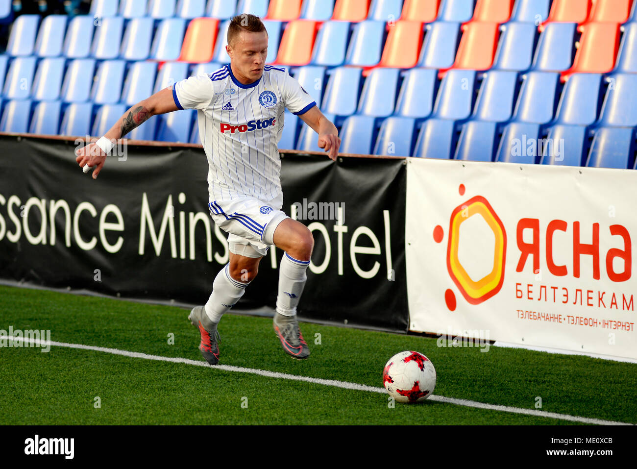 MINSK, BIELORRUSIA - Abril 7, 2018: jugador de fútbol de la Liga Premier de Belarús durante el partido de fútbol entre FC y FC Dynamo Minsk Isloch en el estadio de Minsk FC Foto de stock