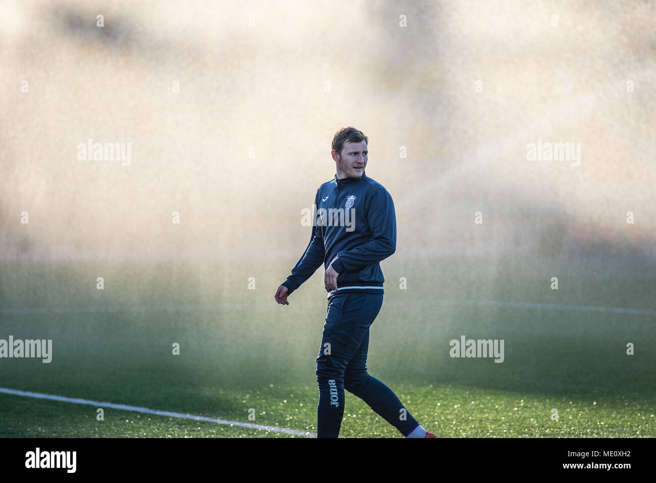 MINSK, BIELORRUSIA - Abril 7, 2018: el futbolista antes de la Premier League de fútbol bielorruso partido entre el FC Dinamo Minsk y FC Isloch en el estadio de Minsk FC Foto de stock