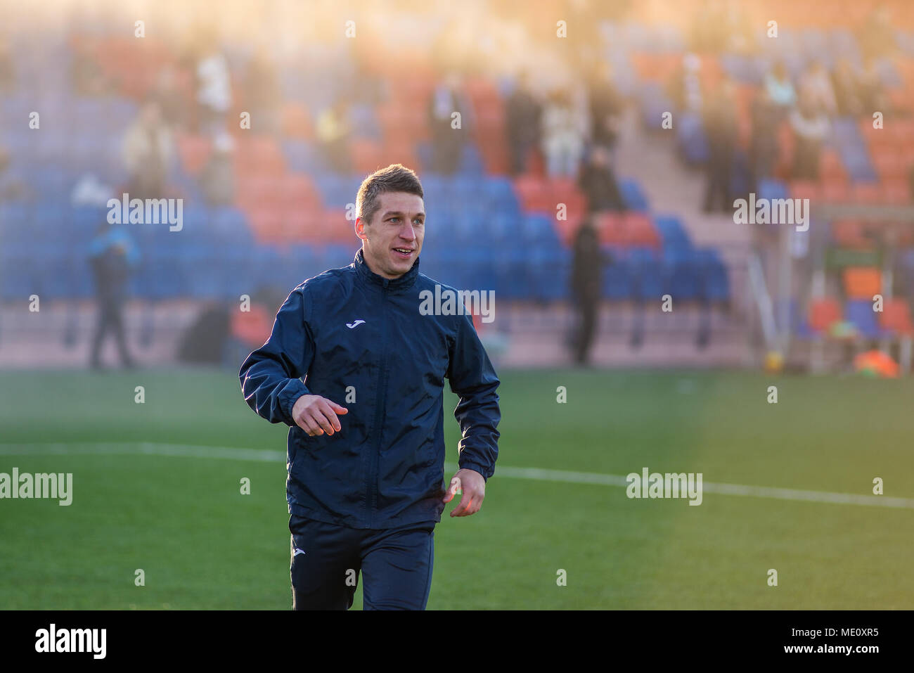 MINSK, BIELORRUSIA - Abril 7, 2018: Nikita Bukatkin Isloch FC antes de la Premier League de fútbol bielorruso partido entre el FC Dinamo Minsk y FC Isloch en el estadio de Minsk FC Foto de stock