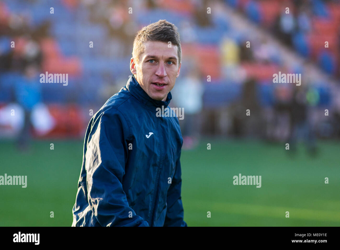 MINSK, BIELORRUSIA - Abril 7, 2018: Nikita Bukatkin Isloch FC antes de la Premier League de fútbol bielorruso partido entre el FC Dinamo Minsk y FC Isloch en el estadio de Minsk FC Foto de stock