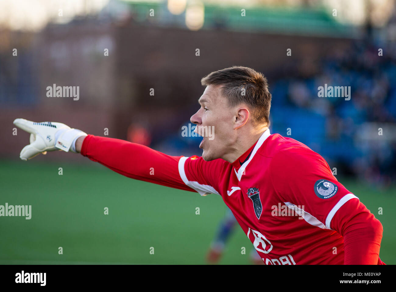 MINSK, BIELORRUSIA - Abril 7, 2018:Sergey Turanok portero de Isloch gritos durante la Premier League de fútbol bielorruso partido entre el FC Dinamo Minsk y FC Isloch en el estadio de Minsk FC Foto de stock