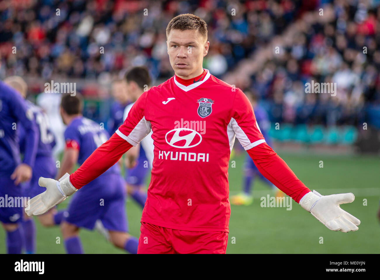 MINSK, BIELORRUSIA - Abril 7, 2018:Sergey Turanok portero de Isloch durante el partido de fútbol de la Liga Premier de Belarús entre FC y FC Dynamo Minsk Isloch en el estadio de Minsk FC Foto de stock