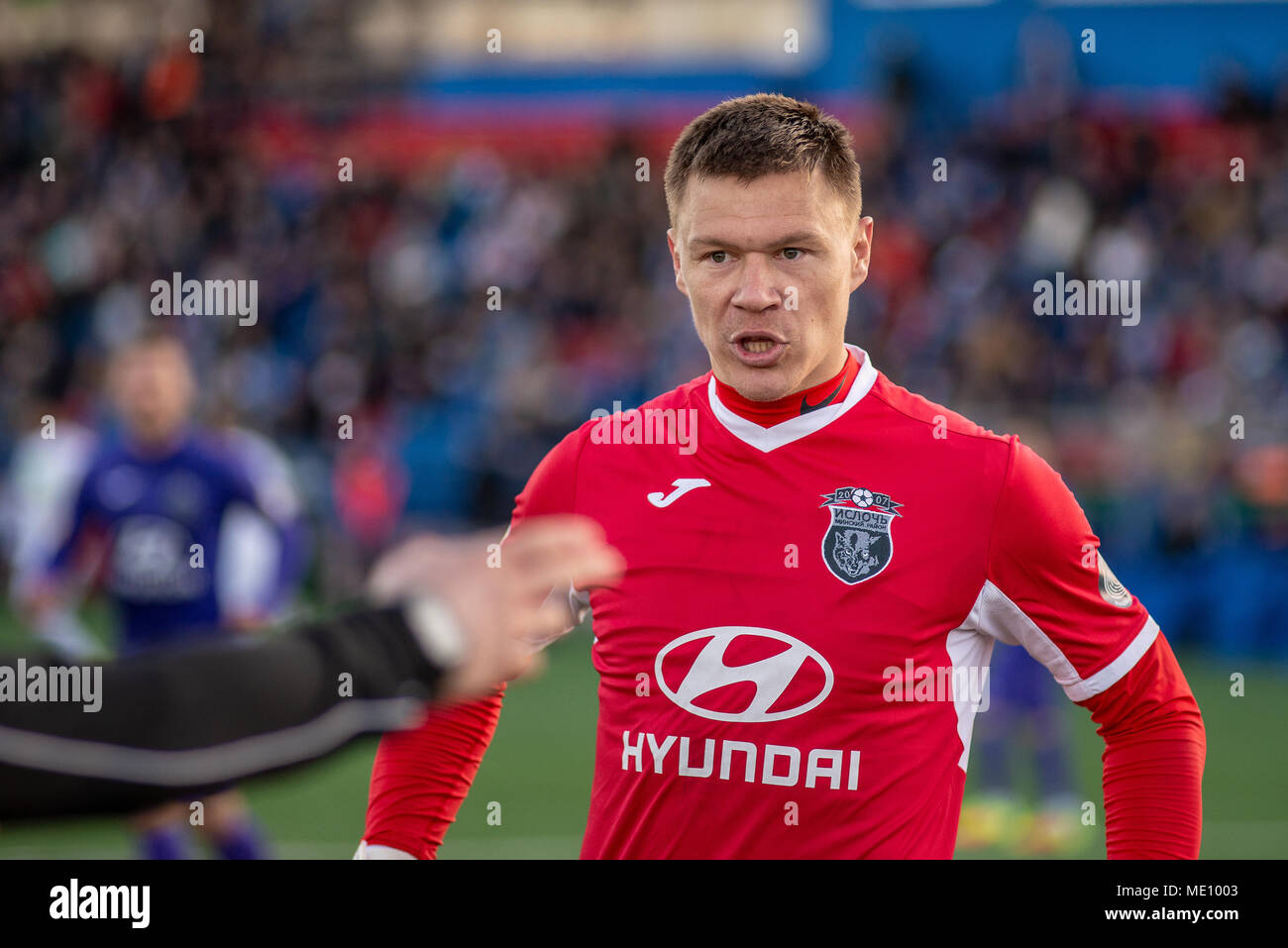 MINSK, BIELORRUSIA - Abril 7, 2018:Sergey Turanok portero de Isloch gritos durante la Premier League de fútbol bielorruso partido entre el FC Dinamo Minsk y FC Isloch en el estadio de Minsk FC Foto de stock