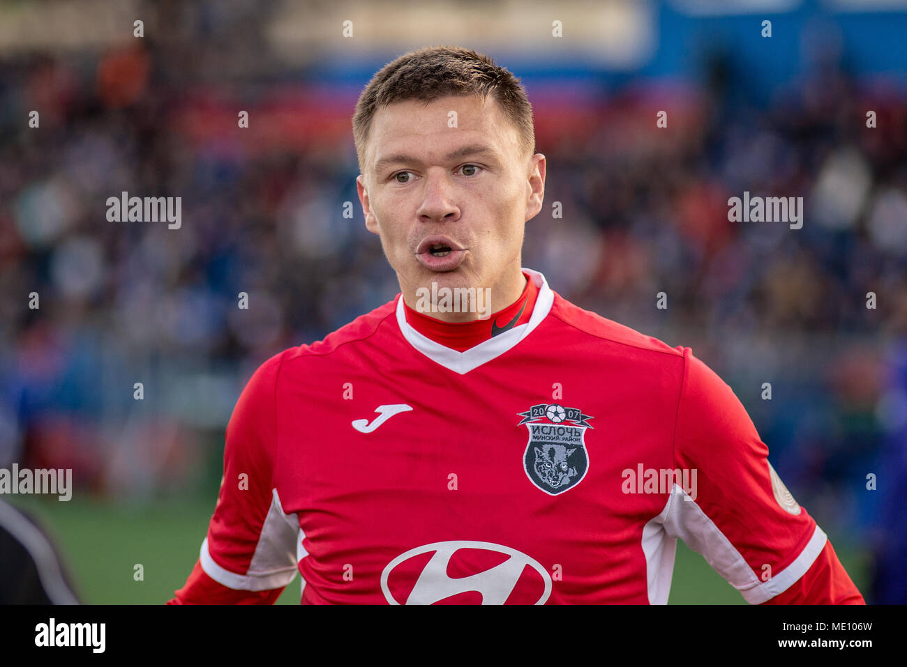 MINSK, BIELORRUSIA - Abril 7, 2018:Sergey Turanok portero de Isloch gritos durante la Premier League de fútbol bielorruso partido entre el FC Dinamo Minsk y FC Isloch en el estadio de Minsk FC Foto de stock