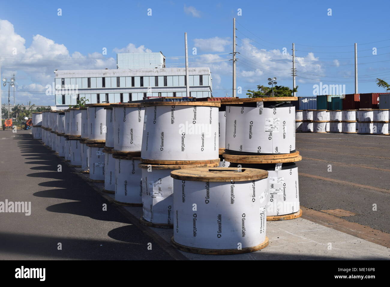 PONCE, PUERTO RICO (Dec. 22, 2017) - Cientos de enormes bobinas de cable de  alta tensión pesada llegue al sentar abajo astillero en Ponce, Puerto Rico,  parte de las toneladas de componentes