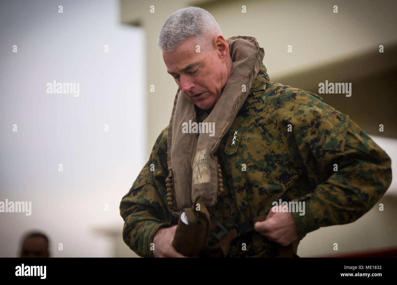 El Teniente General Brian D. Beaudreault, comandante adjunto de los planes, políticas y operaciones, aprieta la cintura de su helicóptero Sistema de salida para los pasajeros (HESP) en el campamento de Foster, Okinawa, Japón, 15 de diciembre de 2017. Luz marina 369 escuadrón de helicópteros de ataque siempre Beaudreault un vuelo alrededor de la Prefectura de Okinawa para evaluar la calidad de los servicios de la Marine Corps chowhalls. "Gunfighters" dispuestos a actuar en un momento dado es crucial para mantener una más fuerte, más capaz transmita fuerza desplegada en la región del Pacífico Indo-Asia. HMLA-369, aviones marinos Grupo 39, 3 aviones marinos Foto de stock