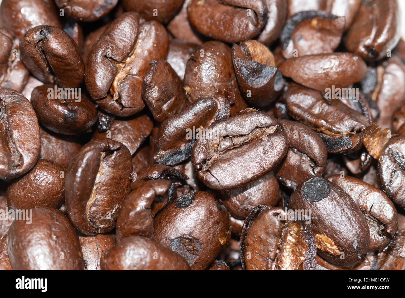 Cerca de los granos de café tostado oscuro Foto de stock