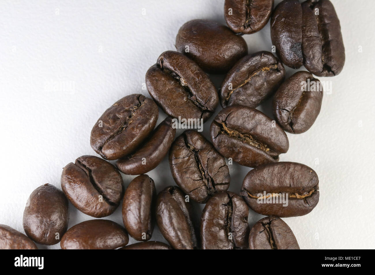 Cerca de los granos de café tostado oscuro Foto de stock