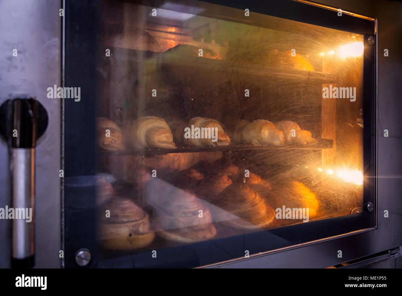 Un acercamiento al proceso de hacer croissants y pasta de hojaldre en el  horno a una temperatura elevada en una panadería Fotografía de stock - Alamy