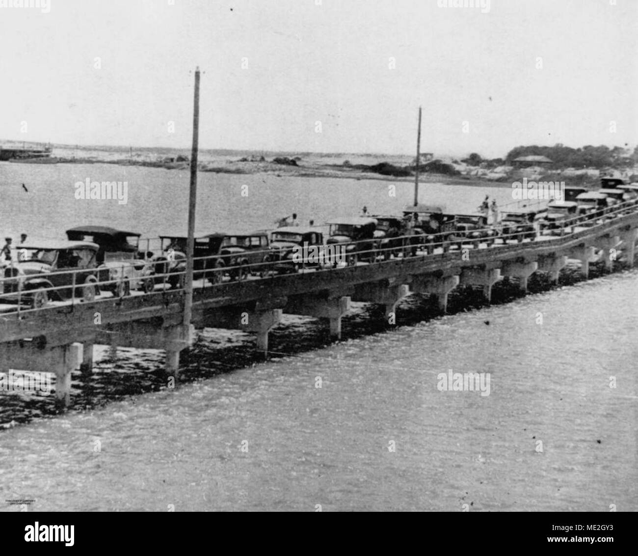 Tráfico pesado en el puente del Jubileo, Costa de Oro, 1933. Foto de stock