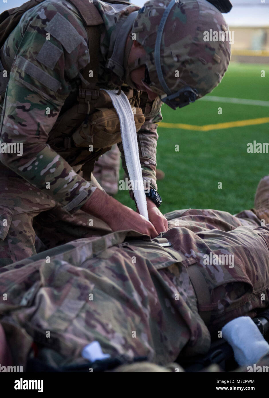 Un equipo de seguridad del Ejército de EE.UU. sitio soldado asignado a  tareas bayoneta, Combined Joint Task Force - Cuerno de África, simula el  embalaje en una gasa de combate simulado de