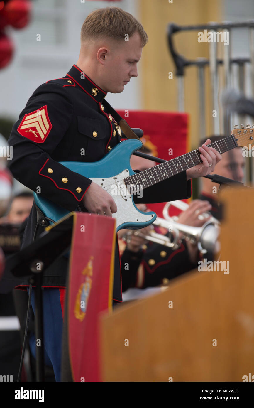 El Sargento Michael J. Borowski, guitarrista de la banda Marina San Diego,  empresa de servicios, Sede y Batallón de servicio, realiza durante un  concierto en el Marine Corps contratar Depot de San