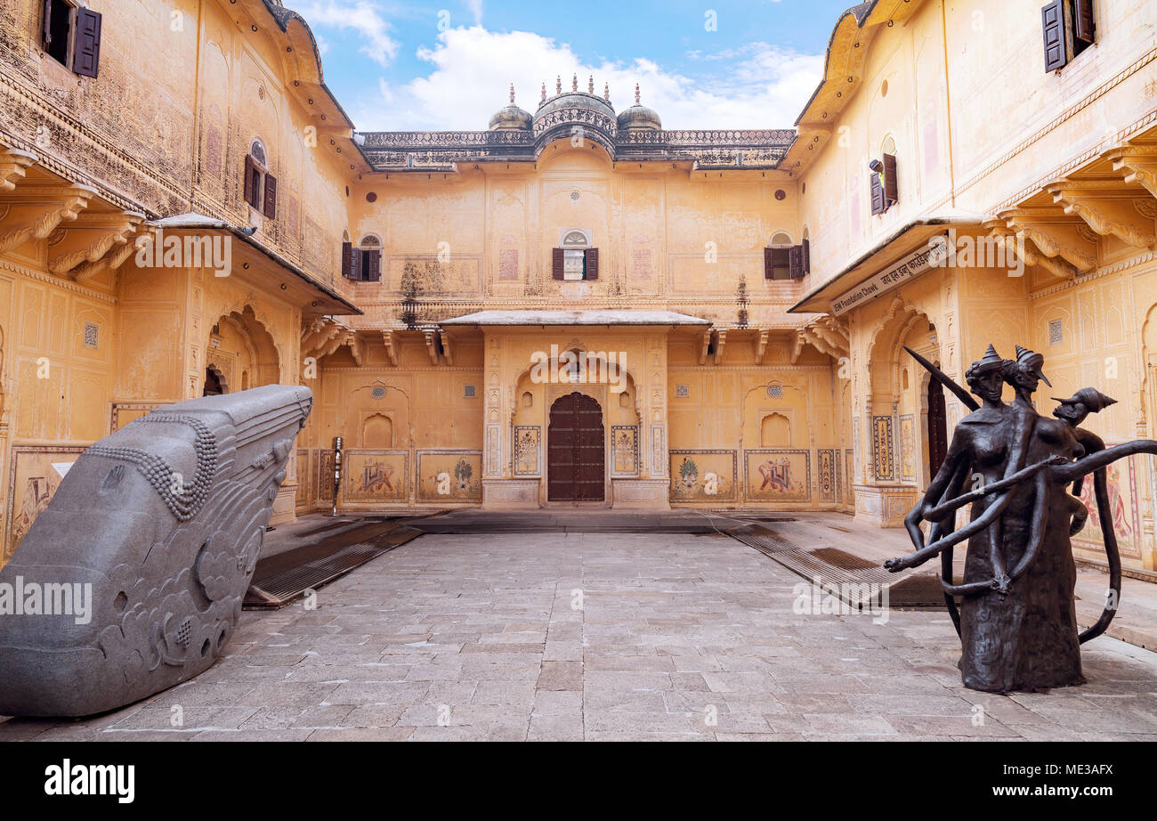Nahargarh Fort Jaipur, Rajasthan - arquitectura antigua con esculturas de piedra en el patio principal. Foto de stock