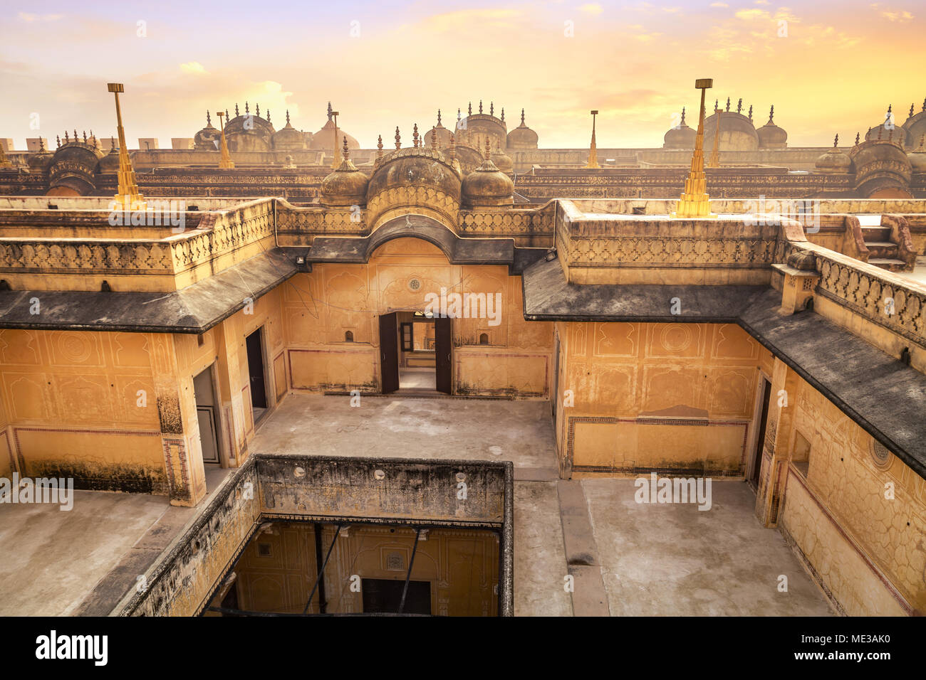 Nahargarh Fort Jaipur, Rajasthan - Arquitectura vista de la terraza de la azotea al atardecer Foto de stock