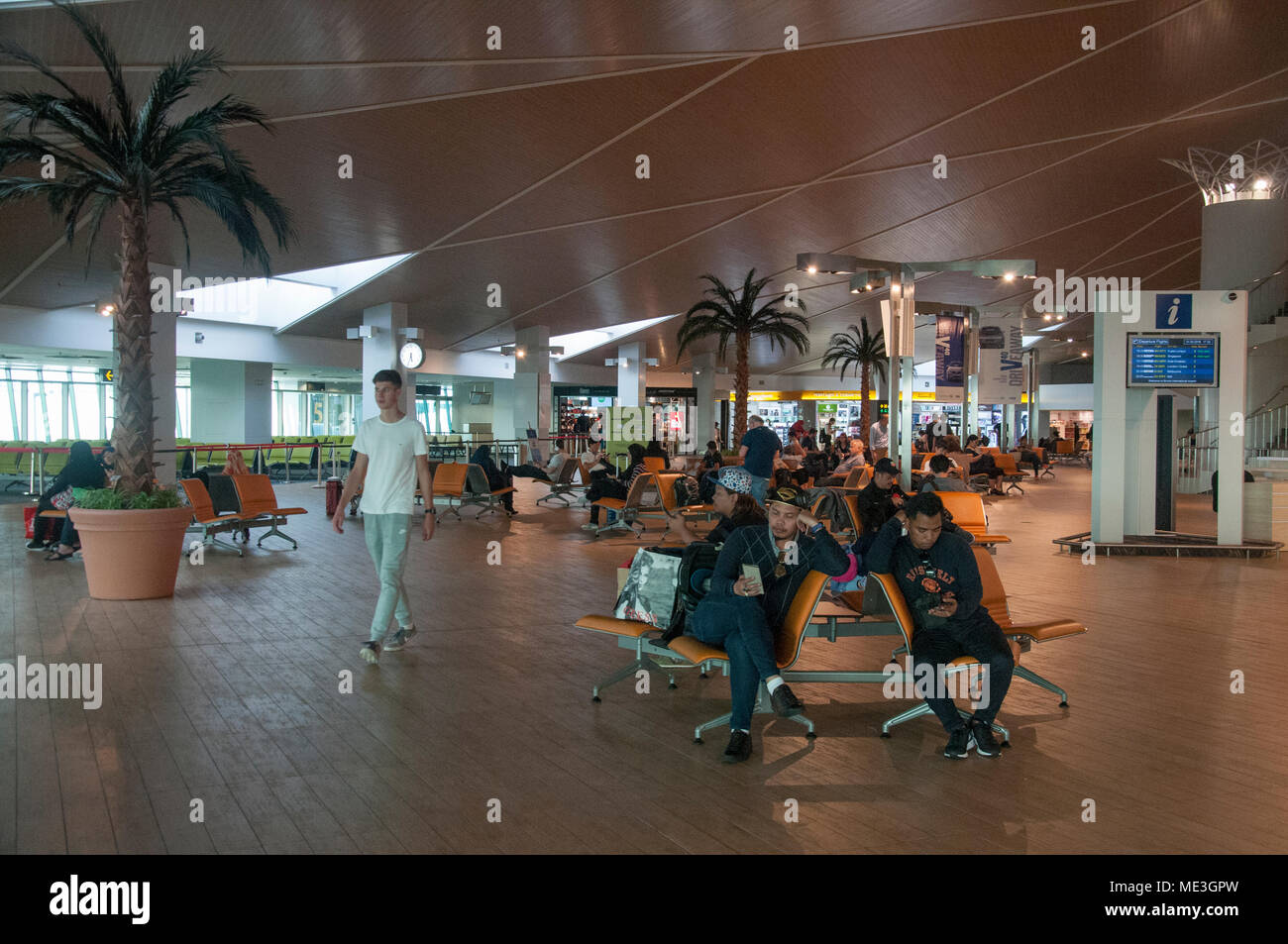 Área de tránsito, el aeropuerto internacional de Brunei, Bandar Seri Begawan Foto de stock