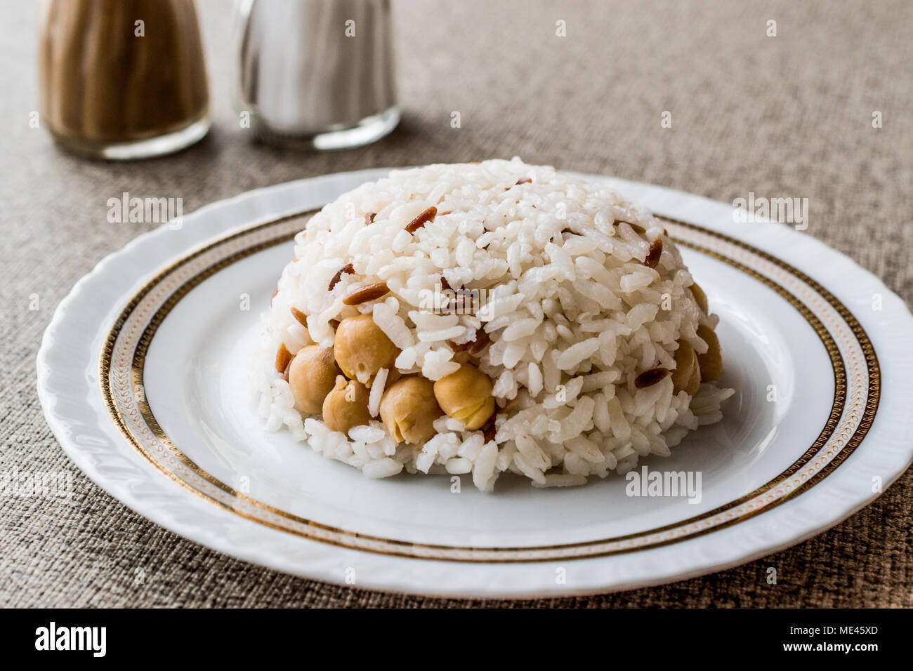 Arroz turco con garbanzos servida con sal y pimienta / Nohut Pilav.  Concepto de comida tradicional Fotografía de stock - Alamy