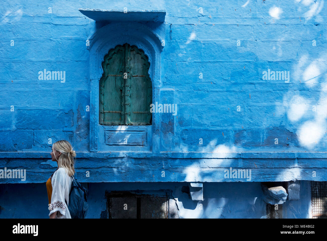 Mujer occidental explorando la ciudad azul de Jodhpur, India Foto de stock