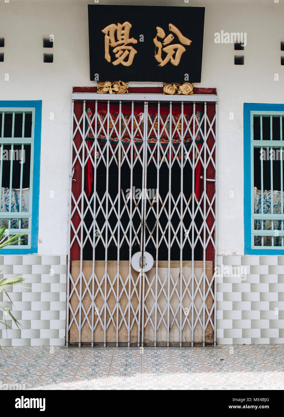 Puerta rústica y el exterior de una casa en Penang. Foto de stock