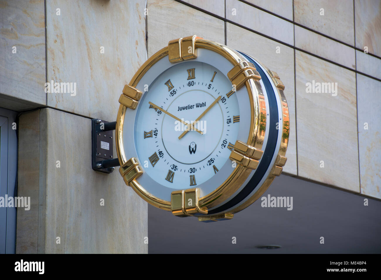 Reloj en pantalla grande fuera jeweler shop Dresden Alemania Fotografía de  stock - Alamy