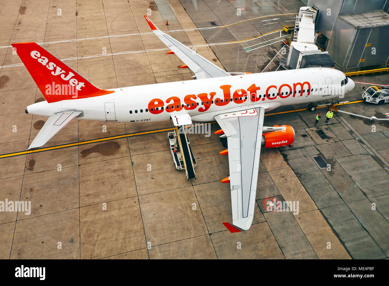 Un avión de pasajeros que Easy jet acoplado a un aeropuerto stand. Foto de stock