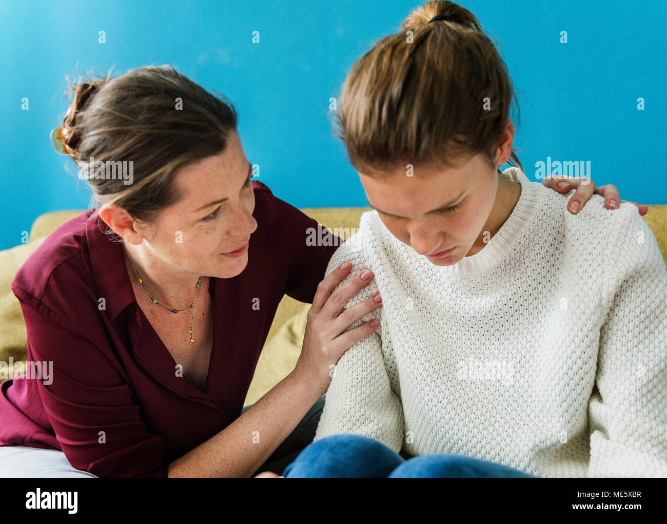 Madre e hija adolescente tener un arguument Foto de stock