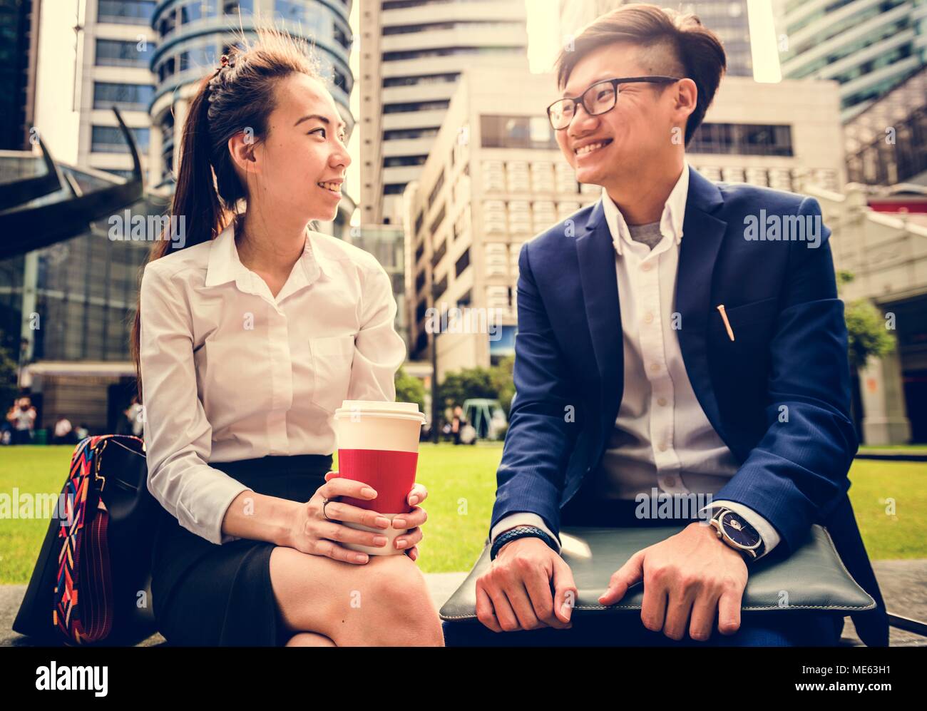 Empresarios asiáticos con un tiempo de pausa Foto de stock