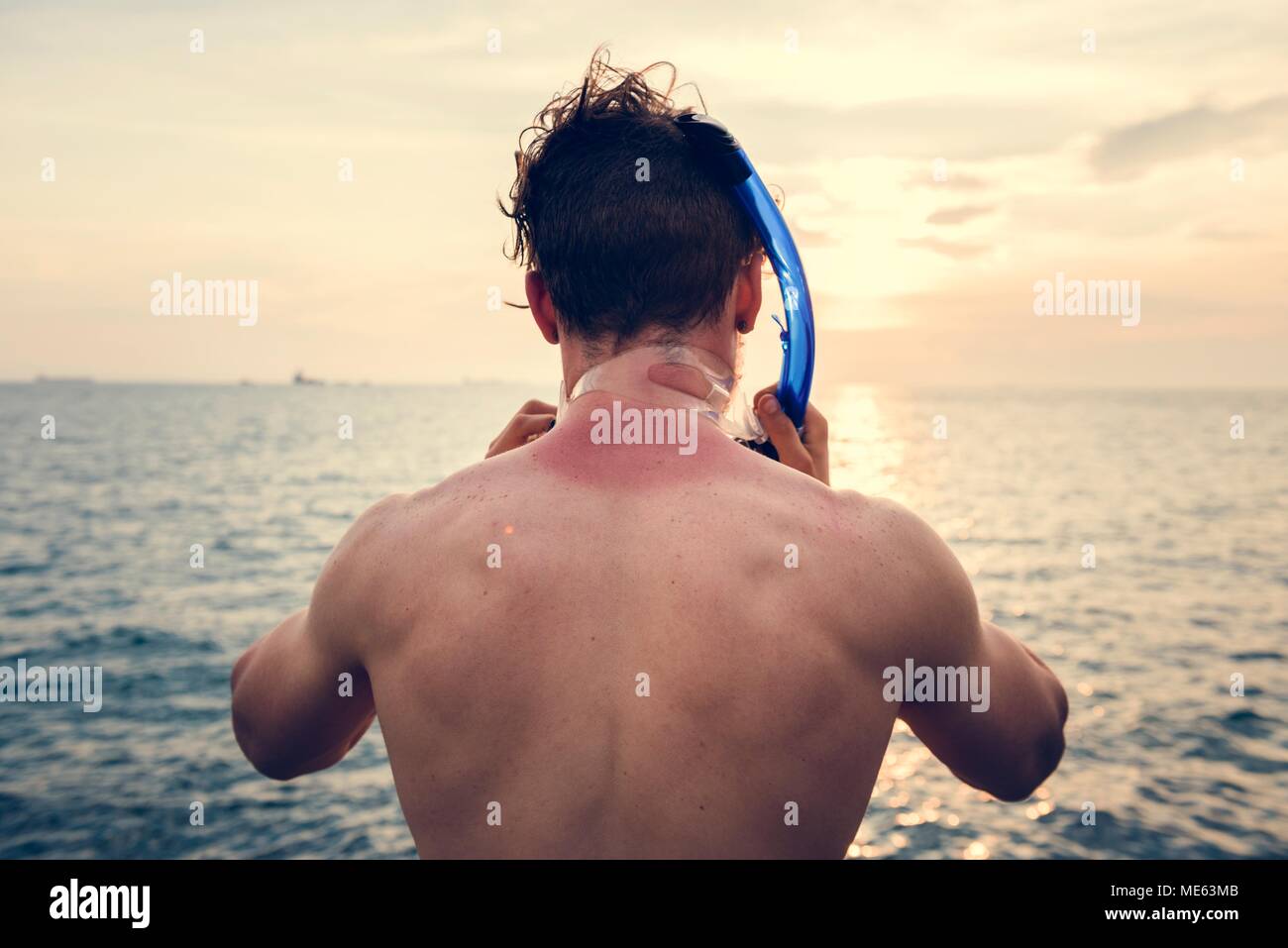 Hombre caucásico preparando para snorkeling Foto de stock