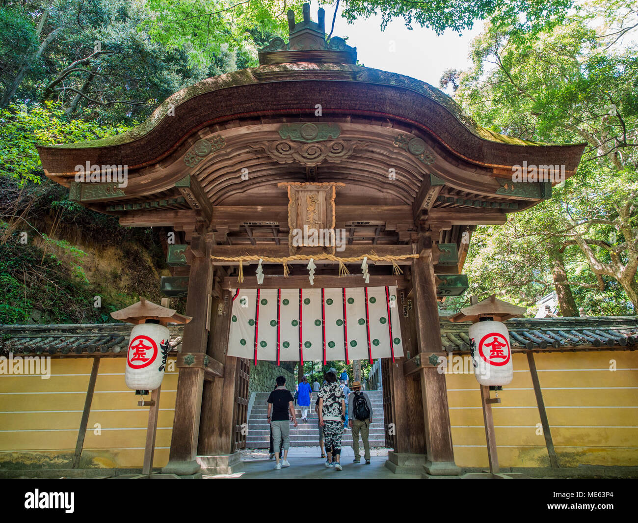 Puerta del santuario, el santuario de san Konpira, Kotohira, Kagawa, Shikoku, Japón Foto de stock