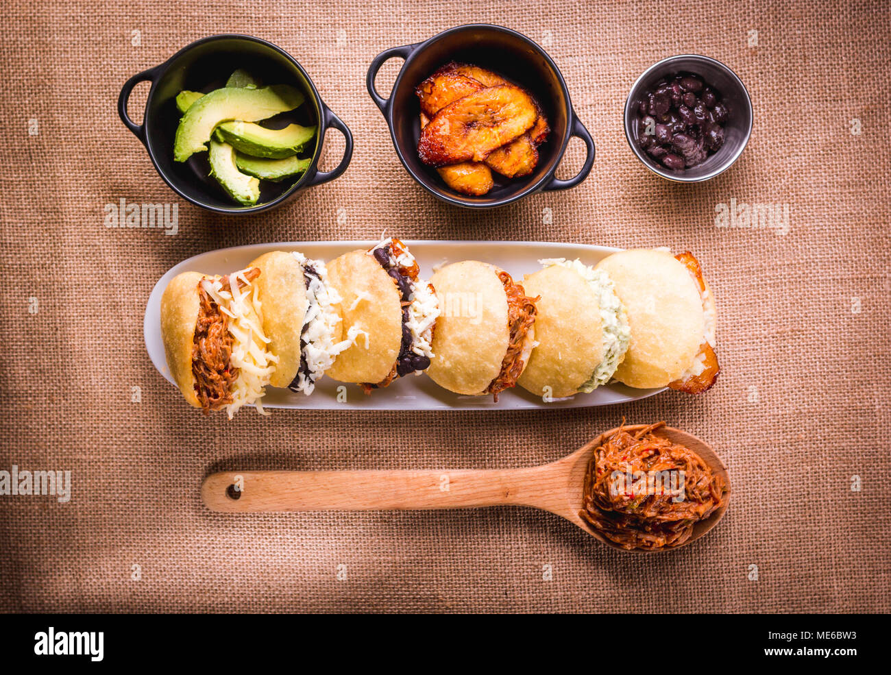 Diferentes tipos de arepas, carne, queso, frijoles negros, plátanos