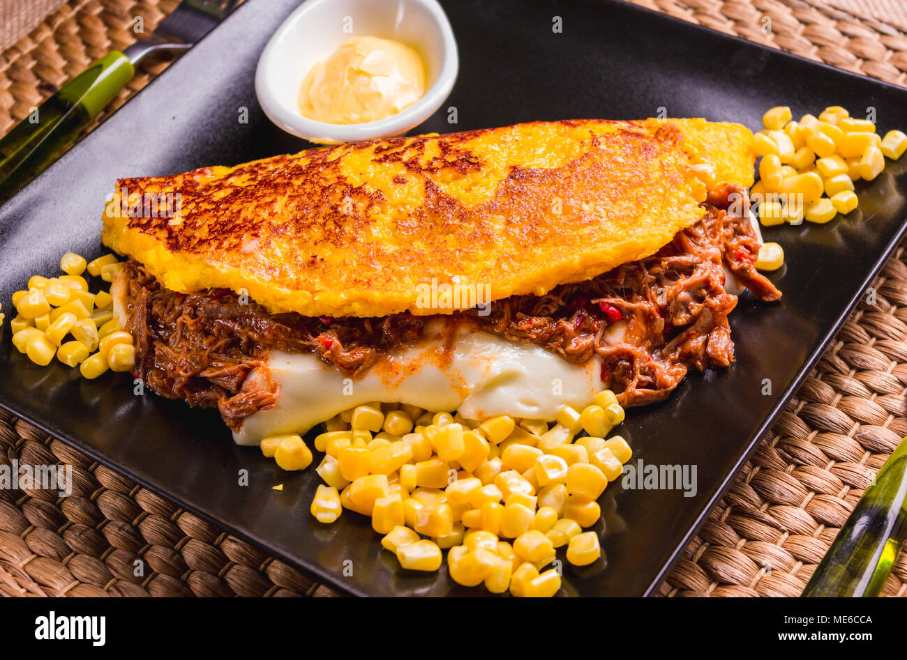 Cachapa, tortilla de maíz con queso, carne y mantequilla Fotografía de