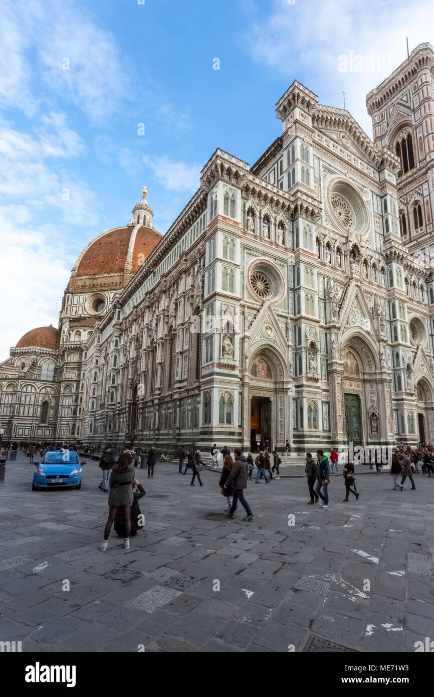 Florencia, Italia - 24 de febrero de 2015: En el centro de Florencia,  Italia se encuentra una obra de arte arquitectónica, la Catedral de  Florencia, en la plaza Fotografía de stock - Alamy