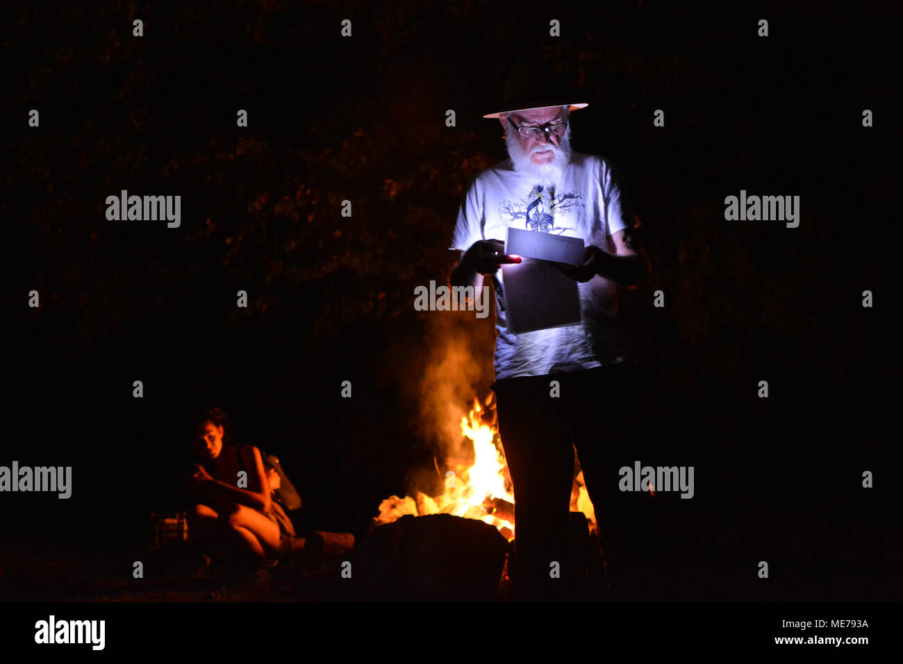 Los poetas en el bosque, la poesía anual Butori, ocurriendo en Istria, Croacia. Poetas leyendo sus obras junto a la hoguera. Foto de stock